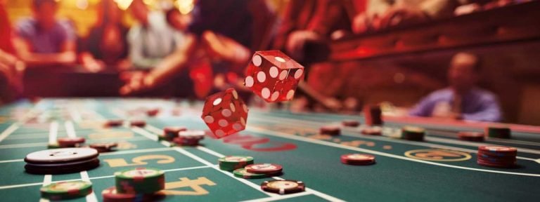 Perbandingan navigasi rapi dan halaman hiburan ramai